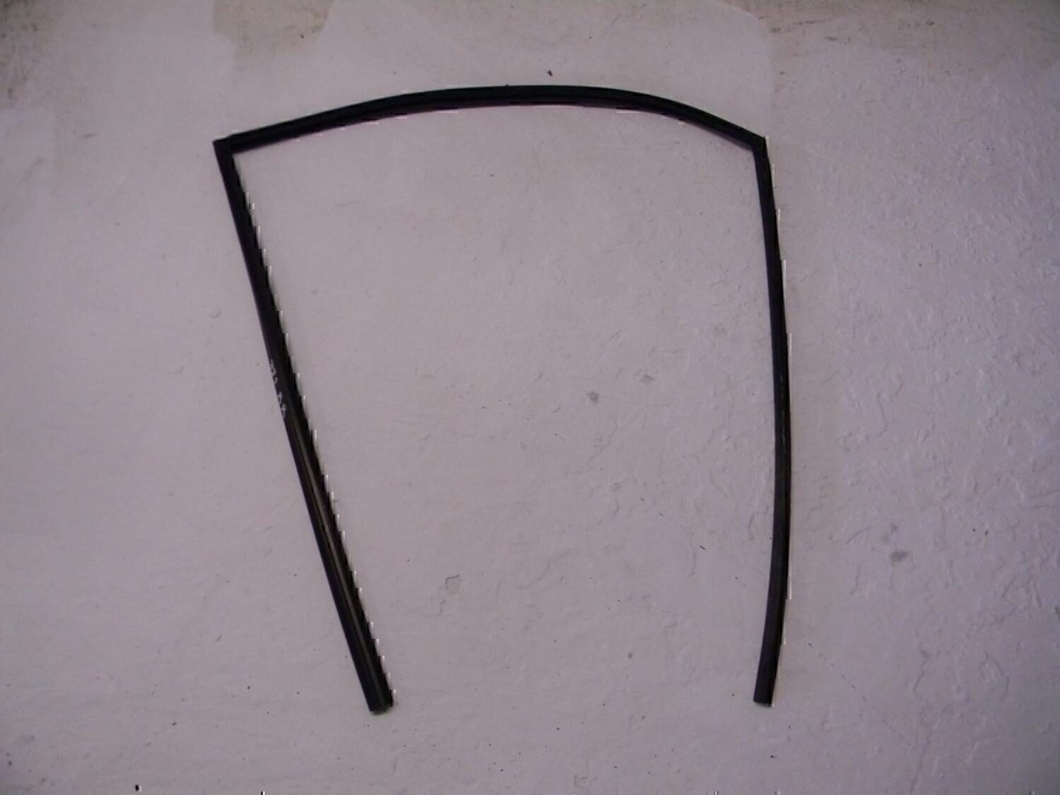 Уплотнитель стекла двери MITSUBISHI Lancer (CS/Classic) 2003-2006