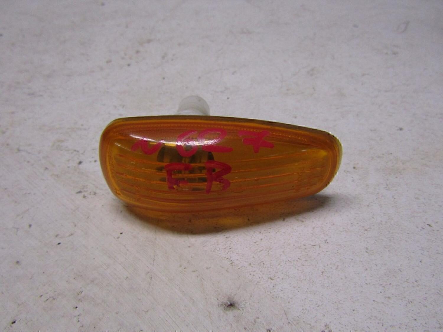 Поворотник на приору на крыло. Повторитель поворота таврия 1102. Повторитель поворота гранта на крыло. Повторители на крыльях гранта. Повторитель указателя поворота 2111.