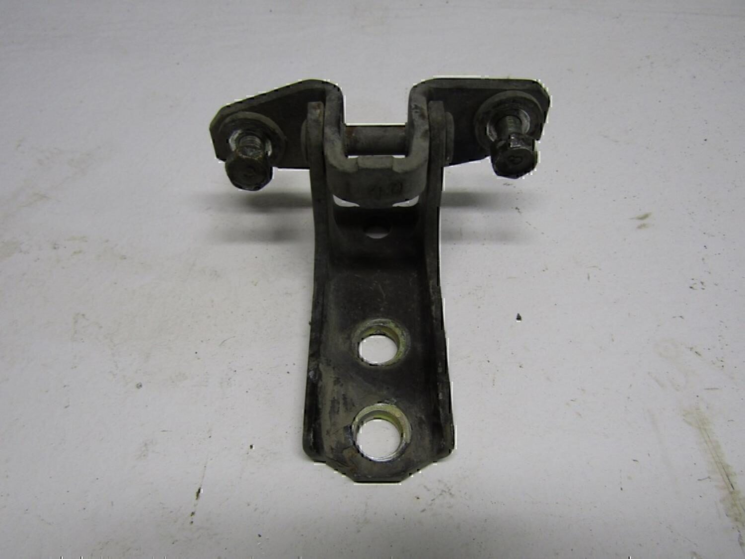 Петля двери передней правой нижняя MITSUBISHI Lancer (CS/Classic) 2003-2006