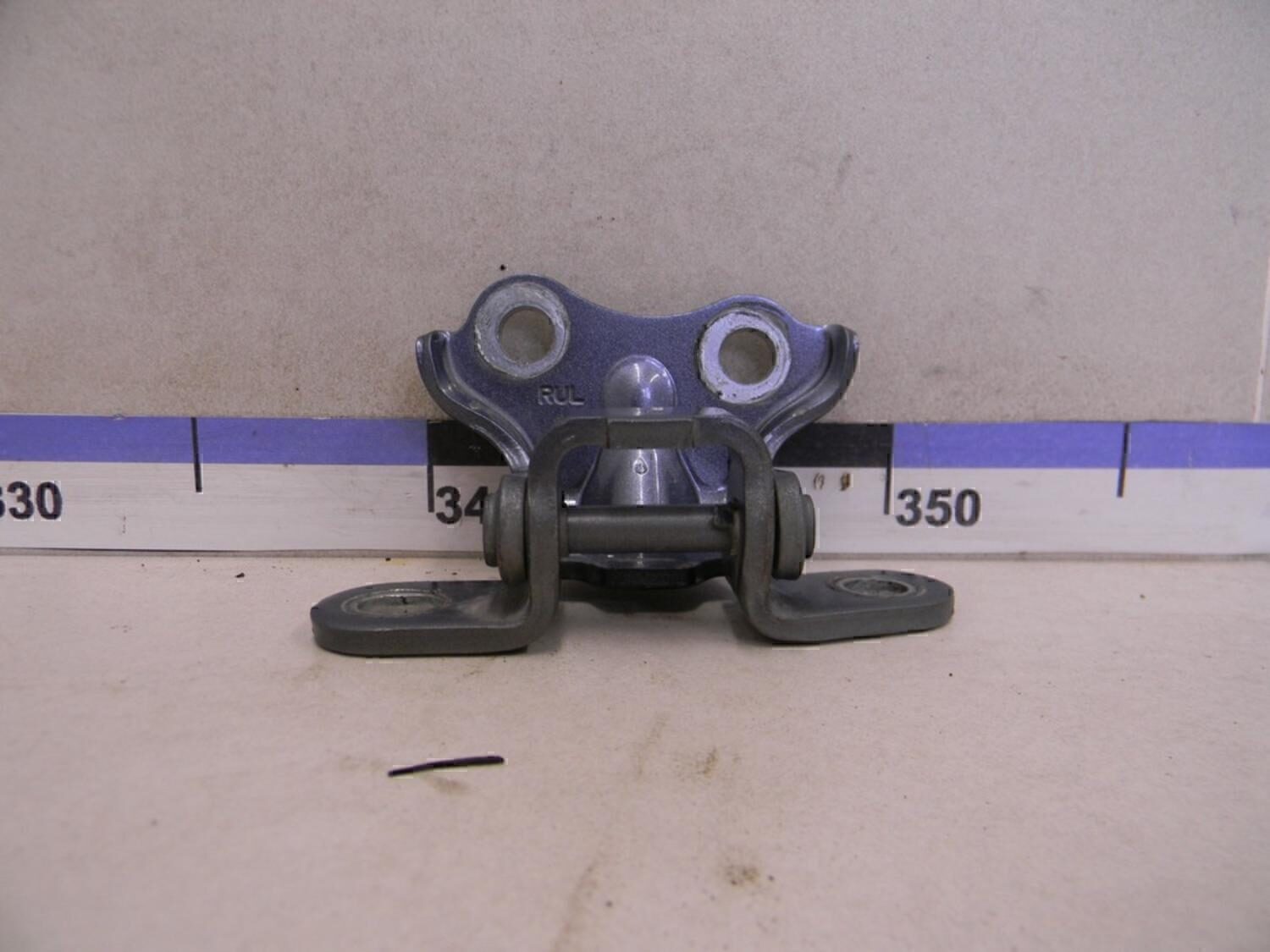 Петля двери задней левой верхняя HYUNDAI Accent II (+ТАГАЗ) 2000-2012