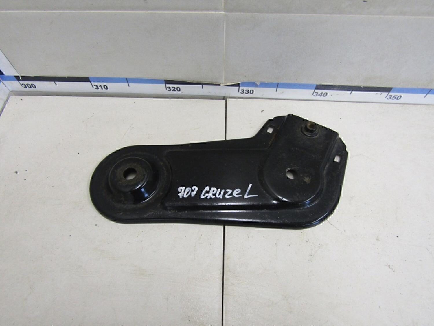 Кронштейн под скобу стабилизатора левый Chevrolet Cruze 2009-2016