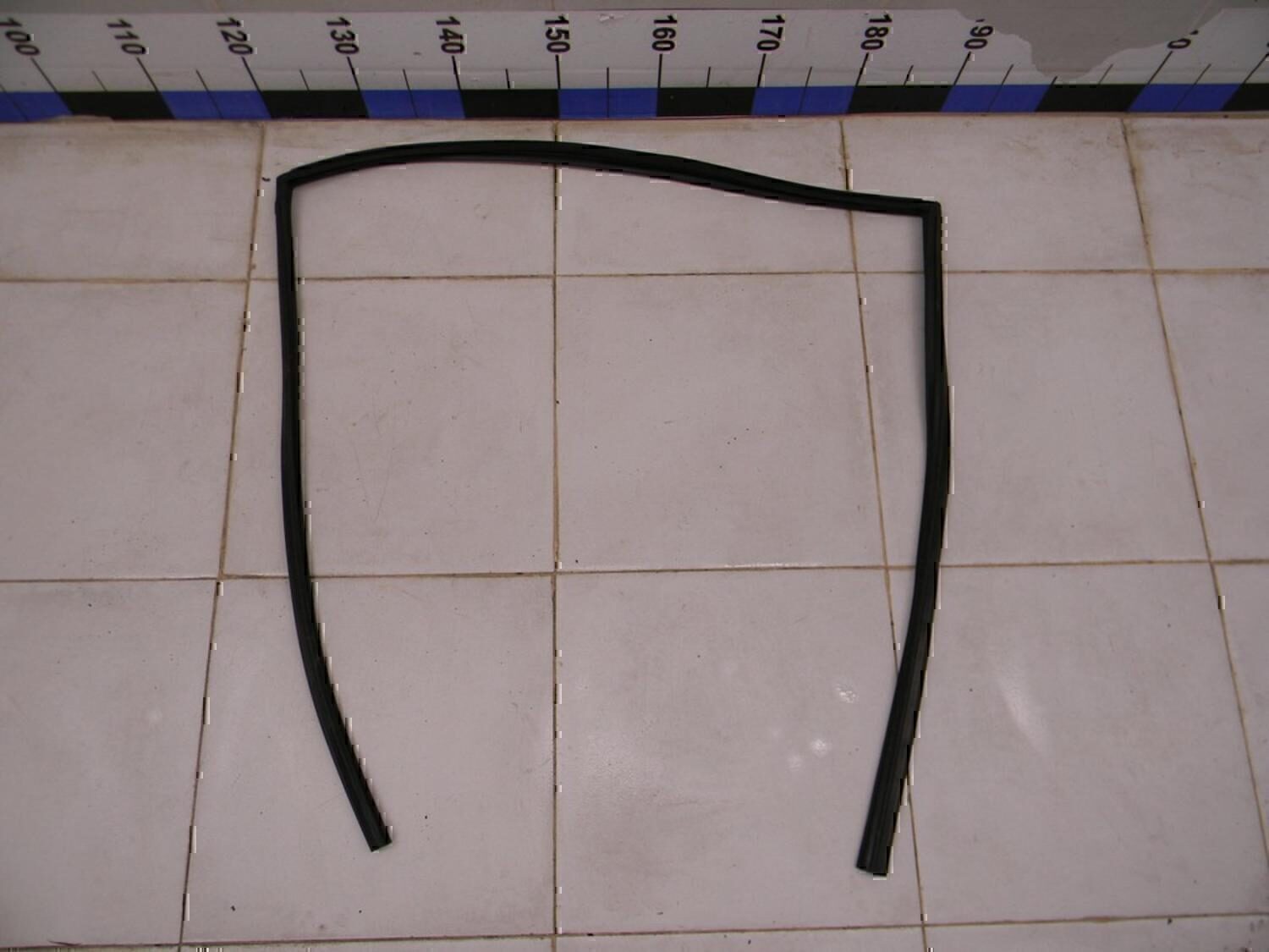 Уплотнитель стекла двери MITSUBISHI Lancer (CS/Classic) 2003-2006