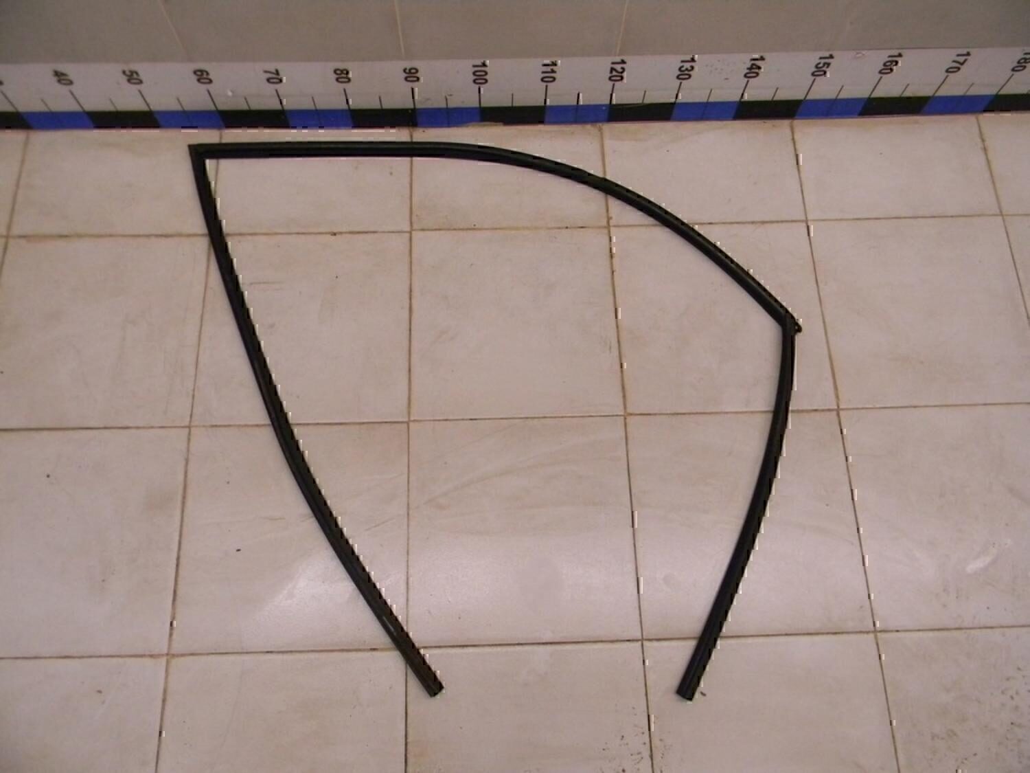 Уплотнитель стекла двери MITSUBISHI Lancer (CS/Classic) 2003-2006