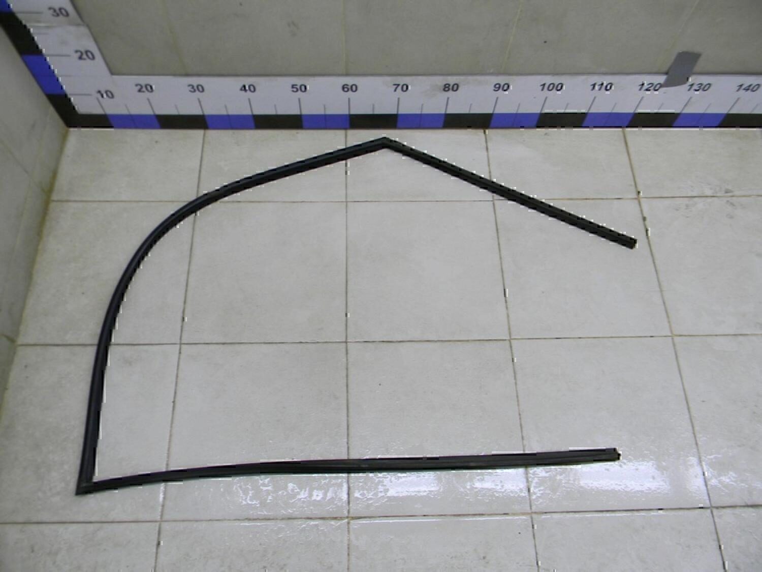 Уплотнитель стекла двери MITSUBISHI Lancer (CS/Classic) 2003-2006