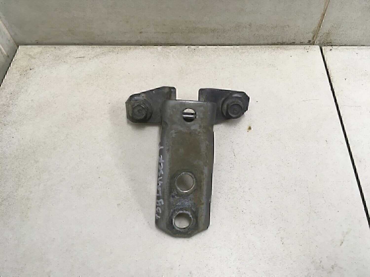 Петля двери передней левой верхняя MITSUBISHI Lancer (CS/Classic) 2003-2006