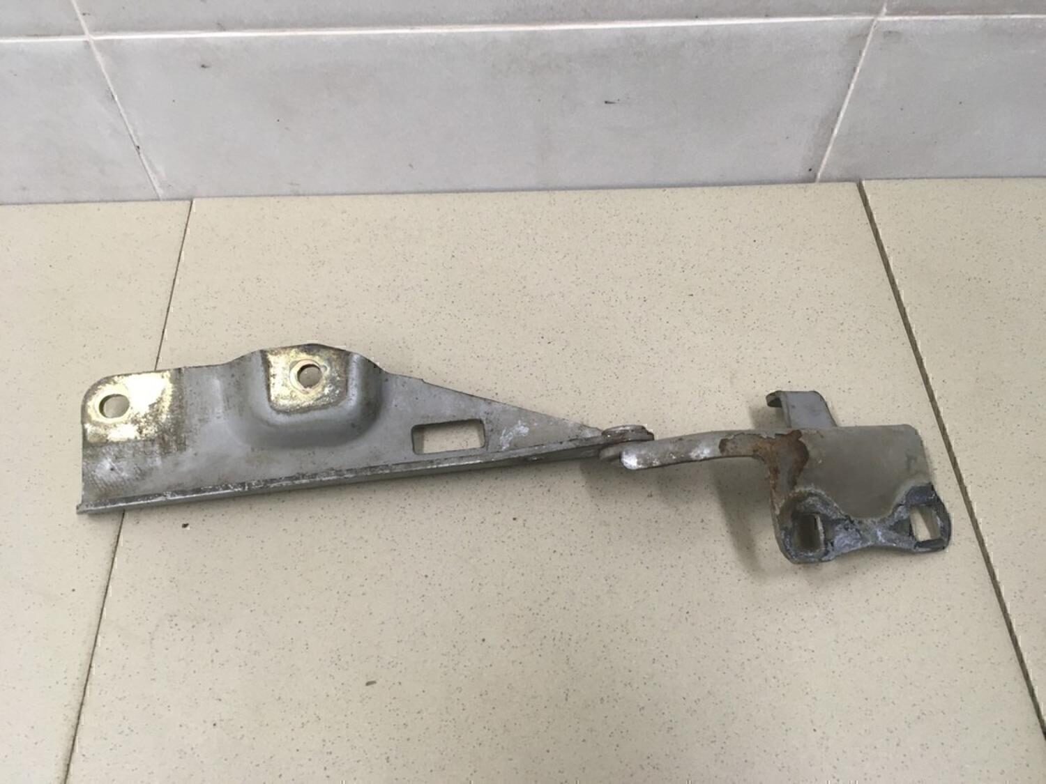 Петля капота левая NISSAN Maxima (A33) 2000-2005